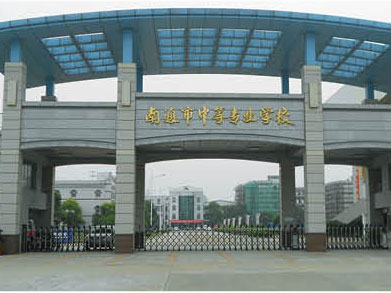 南通市中等專(zhuān)業(yè)學(xué)校伸縮門(mén)案例 - 中出網(wǎng)-智能出入口與停車(chē)充電門(mén)戶