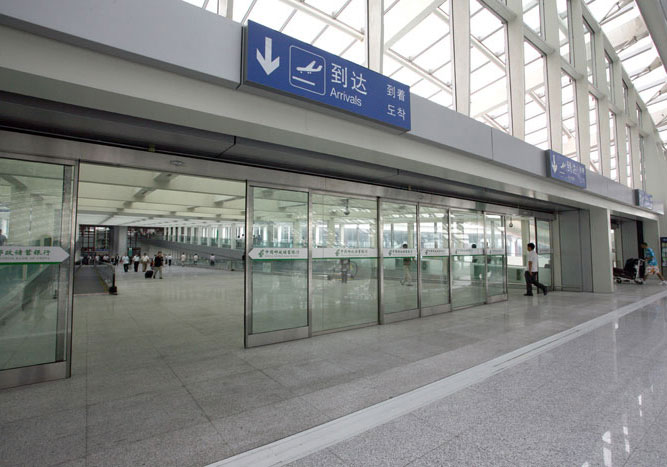 北京首都機(jī)場T3航站樓自動平開門工程案例 - 中出網(wǎng)-智能出入口與停車充電門戶