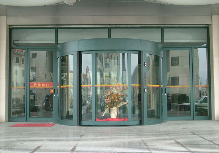 上海華美達(dá)廣場(chǎng)大酒店旋轉(zhuǎn)門(mén)工程案例 - 中出網(wǎng)-智能出入口與停車(chē)充電門(mén)戶