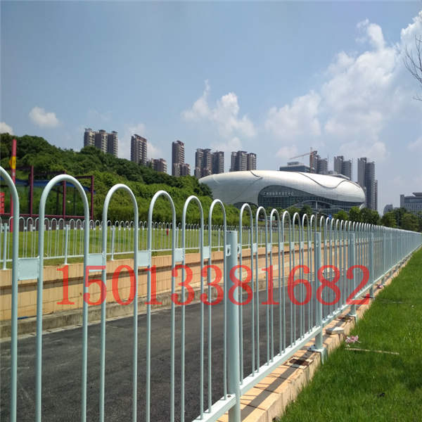 馬路中間防爬護(hù)欄 清遠(yuǎn)市政交通白色欄桿批發(fā)廠家