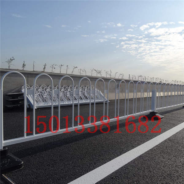 廣州人行道護(hù)欄生產(chǎn)廠家 機(jī)動車道隔離防護(hù)欄
