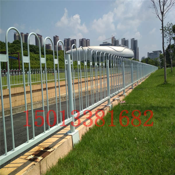 廣州人行道護(hù)欄生產(chǎn)廠家 機(jī)動(dòng)車道隔離防護(hù)欄