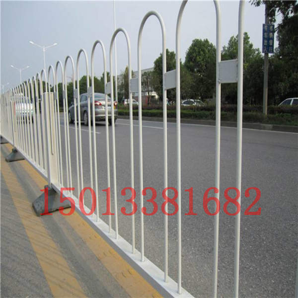 防爬穿插式道路護(hù)欄定做 廣州白色實(shí)心鋼乙型護(hù)欄