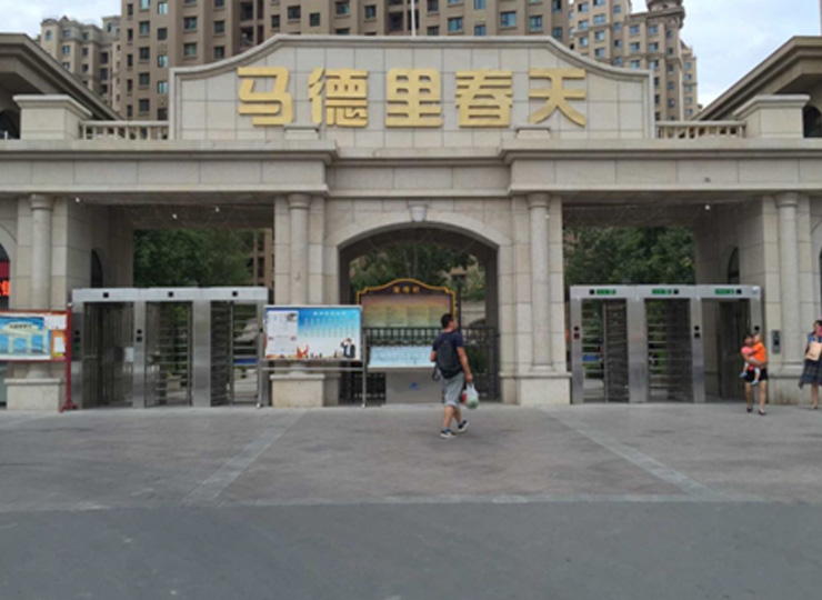 新疆小區(qū)通道閘案例 - 中出網-智能出入口與停車充電門戶