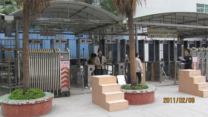 深圳平湖電子廠 立式三輥閘 金屬檢測(cè)門(mén)案例 - 中出網(wǎng)-智能出入口與停車(chē)充電門(mén)戶(hù)
