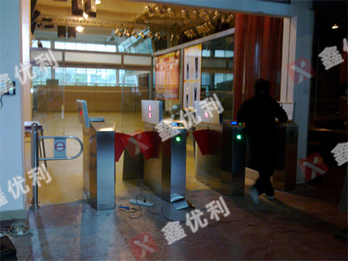 深圳安居財務(wù)大廈 橋式翼閘 指紋考勤系統(tǒng)案例 - 中出網(wǎng)-智能出入口與停車充電門戶