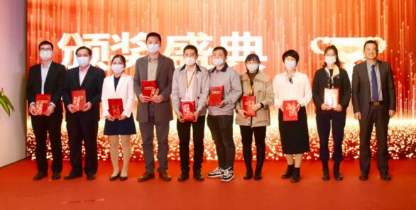 狄耐克董事長、總經(jīng)理繆國棟先生為公司優(yōu)秀團隊頒獎