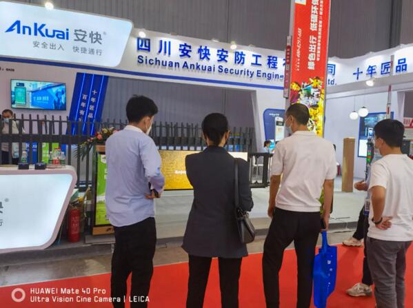 D209大型燈箱廣告道閘以無邊燈箱廣告工藝驚艷全場，備受矚目