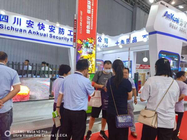 D206LED廣告道閘前人潮絡(luò)繹不絕，戶外高清LED，出彩性能