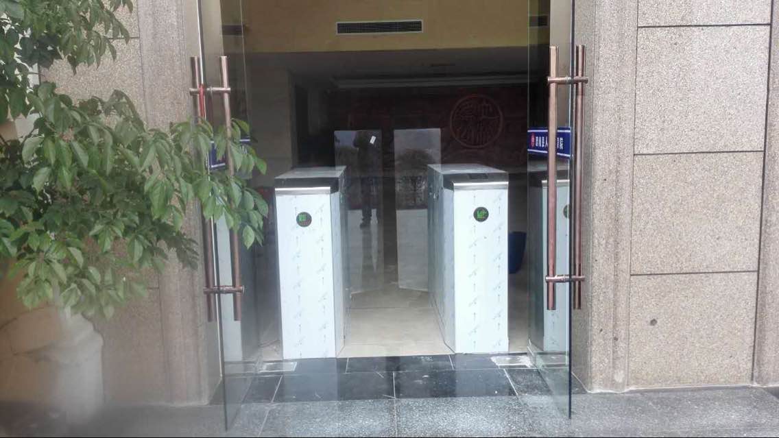 貴州思南人民法院通道閘案例 - 中出網(wǎng)-智能出入口與停車(chē)充電門(mén)戶(hù)