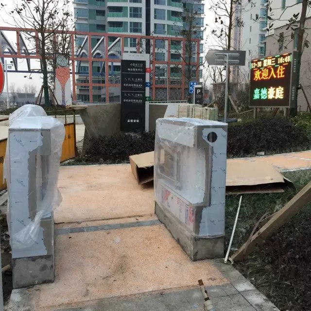 上海嘉德豪庭通道閘案例 - 中出網(wǎng)-智能出入口與停車(chē)充電門(mén)戶(hù)