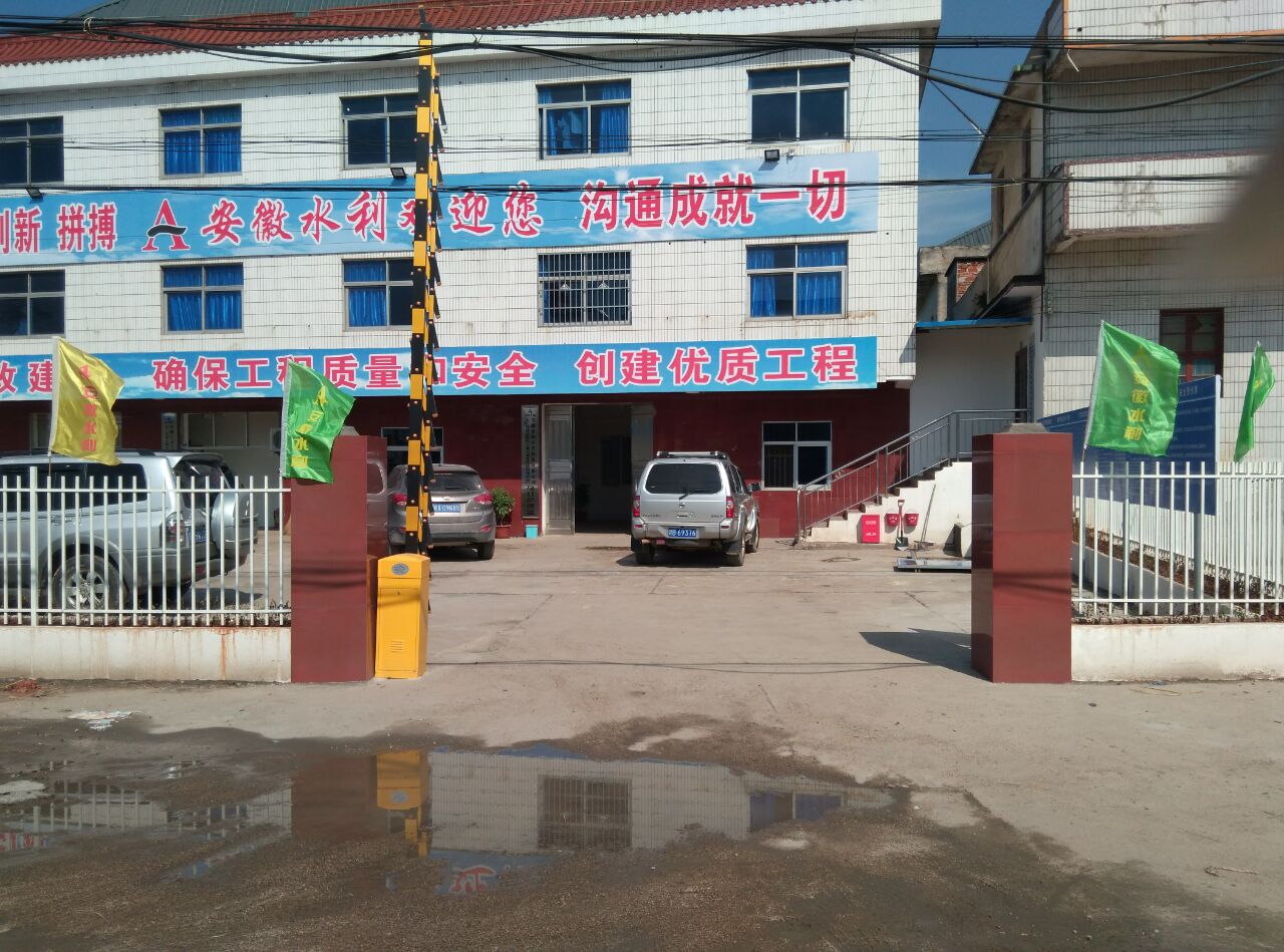 信豐全球通大廈柵欄道閘實例 - 中出網-智能出入口與停車充電門戶