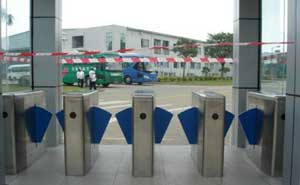 廠房通道閘案例 - 中出網-智能出入口與停車充電門戶
