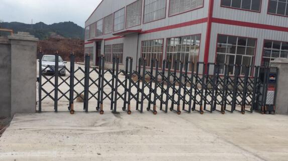 石家莊出安智能電動伸縮門閃亮在石家莊鐵路職業(yè)技工學校大門口
