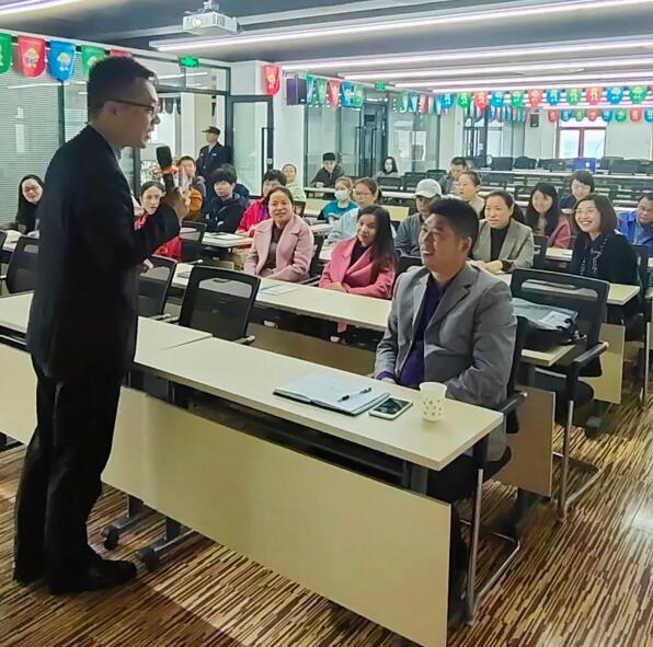 陳樂老師現(xiàn)場(chǎng)為員工進(jìn)行了身體健康的自我檢查操作演示