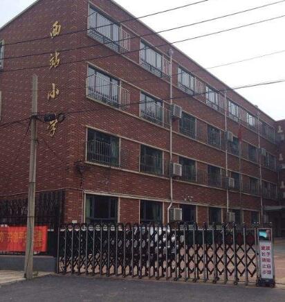 天津市紅橋區(qū)西站小學(xué)迎來天津出安智能伸縮門！   