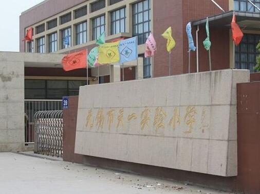 無(wú)錫出安智能為無(wú)錫市天一實(shí)驗(yàn)小學(xué)大門(mén)口添加電動(dòng)伸縮門(mén) 