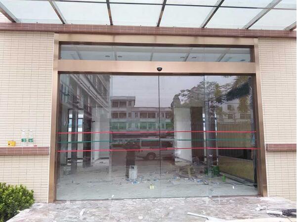 南沙康源藥業(yè)自動門工程案例 - 中出網-智能出入口與停車充電門戶