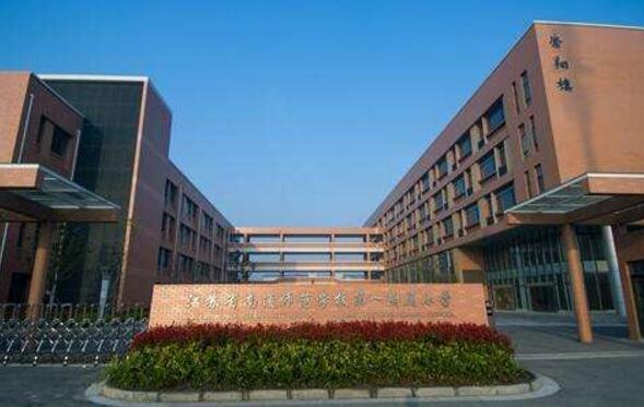 南通出安智能電動(dòng)伸縮門亮相在江蘇省南通師范學(xué)校第一附屬小學(xué)大門口