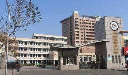 常州出安智能電動(dòng)伸縮門成常州市博愛(ài)小學(xué)大門口一道美景
