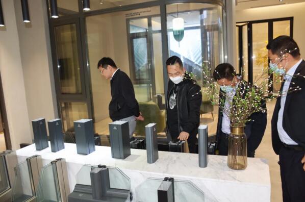 區(qū)、鎮(zhèn)政府領(lǐng)導蒞臨榮高門窗慰問走訪