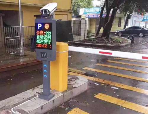 許昌新田360廣場(chǎng)停車場(chǎng)系統(tǒng)案例 - 中出網(wǎng)-智能出入口與停車充電門(mén)戶