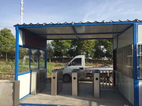 宿遷市彩塑工業(yè)園通道閘案例 - 中出網(wǎng)-智能出入口與停車充電門(mén)戶