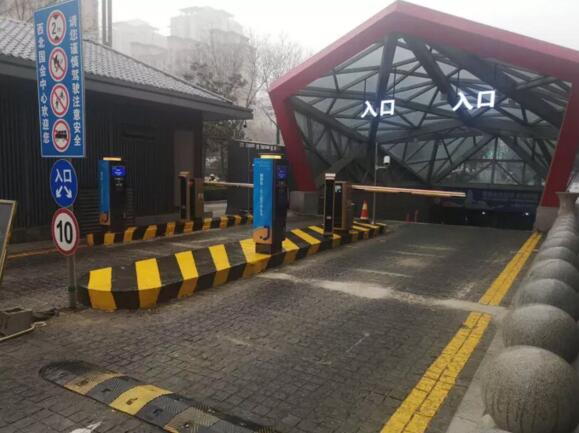 西北國金中心采用捷順無人值守解決方案的另一套產品組合——捷停車·云托管