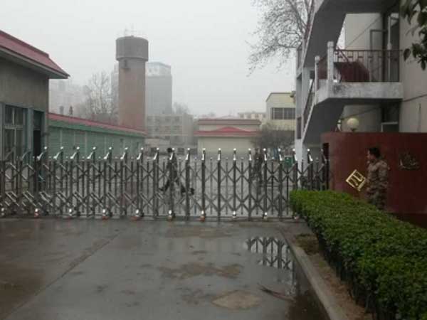 新鄉(xiāng)空軍部隊伸縮門案例 - 中出網(wǎng)-智能出入口與停車充電門戶