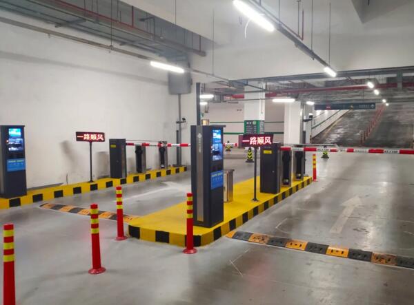 虹橋天地、龍湖天街以及虹橋萬科停車場(chǎng)出入口均采用車牌識(shí)別