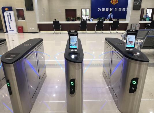 入駐駐馬店國稅局的人臉識別測溫一體機(jī)