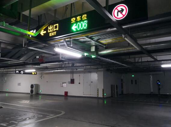 該項目采用恭III停車場（10進10出）+車位引導(dǎo)（2000余車位攝像頭）