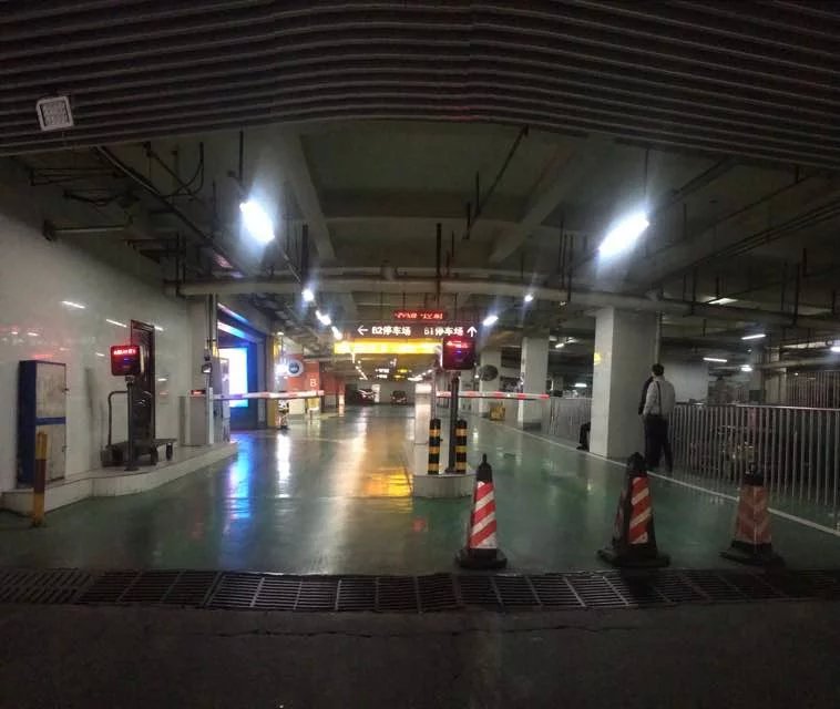 資陽萬達(dá)廣場(chǎng)車牌識(shí)別系統(tǒng)工程案例 - 中出網(wǎng)-智能出入口與停車充電門戶