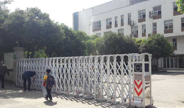 喜迎宜賓出安智能電動伸縮門進駐宜賓東辰國際學校