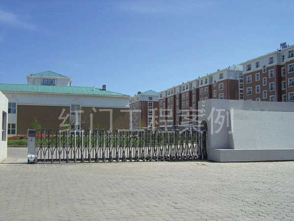 呼倫貝爾出安智能為滿(mǎn)洲里現(xiàn)代房地產(chǎn)有限公司安裝伸縮門(mén)