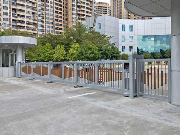 瀘州學士山?公園城電動伸縮門案例 - 中出網-智能出入口與停車充電門戶