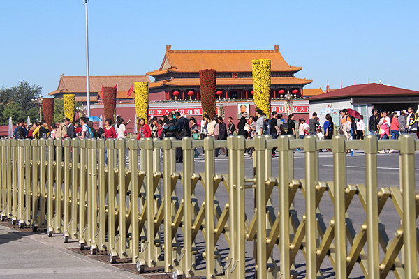 北京天安門伸縮門工程案例 - 中出網-智能出入口與停車充電門戶