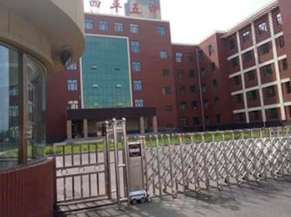 四平五中電動伸縮門案例 - 中出網(wǎng)-智能出入口與停車充電門戶