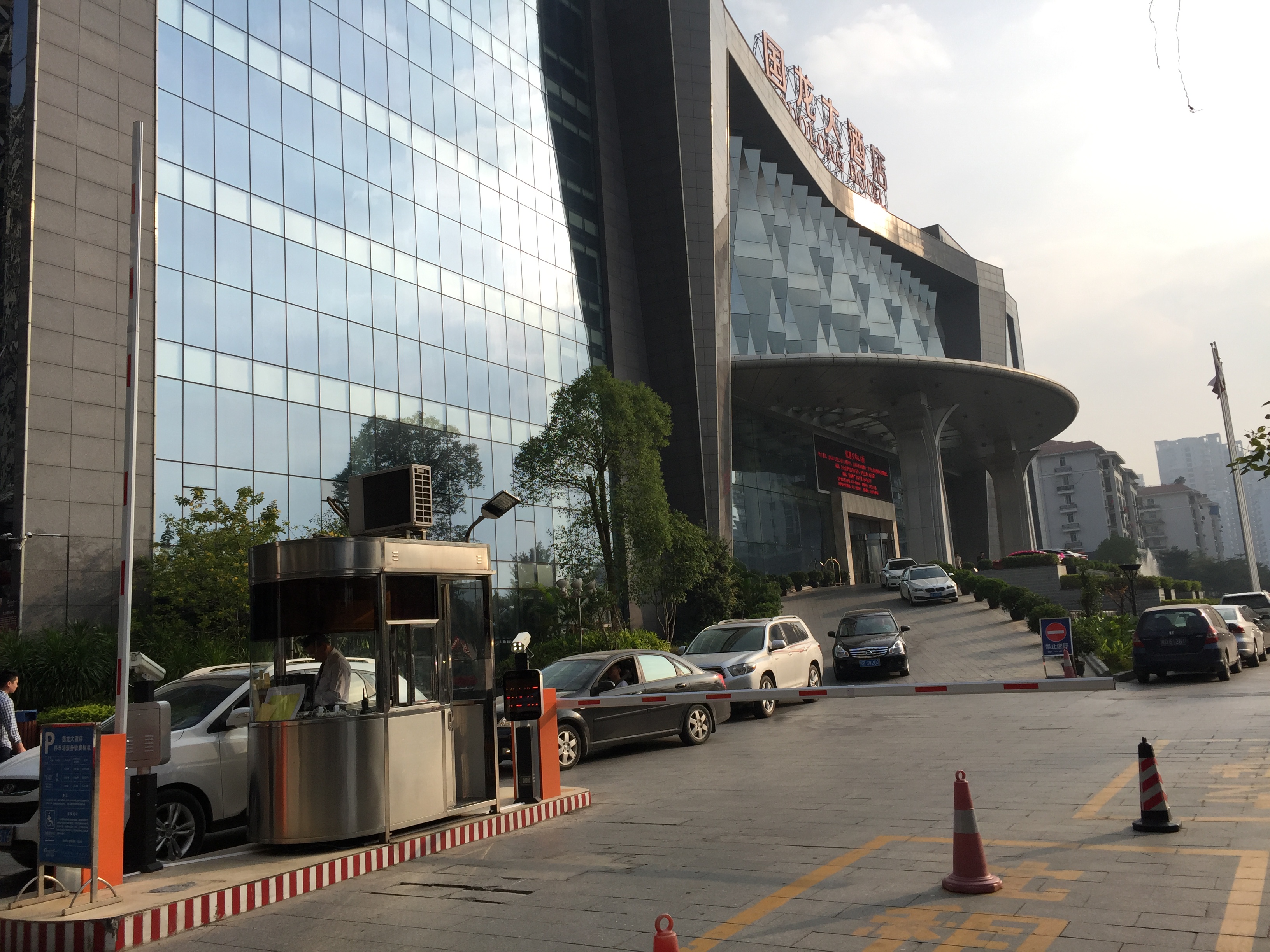 梧州國龍大酒店西門道閘案例 - 中出網(wǎng)-智能出入口與停車充電門戶