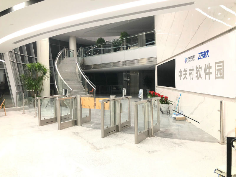 中關(guān)村軟件園信息中心C座人臉識(shí)別擺閘系統(tǒng) - 中出網(wǎng)-智能出入口與停車(chē)充電門(mén)戶(hù)