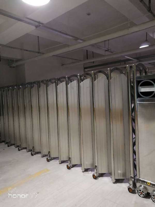 廣安好人家購物中心停車場電動伸縮門案例 - 中出網(wǎng)-智能出入口與停車充電門戶