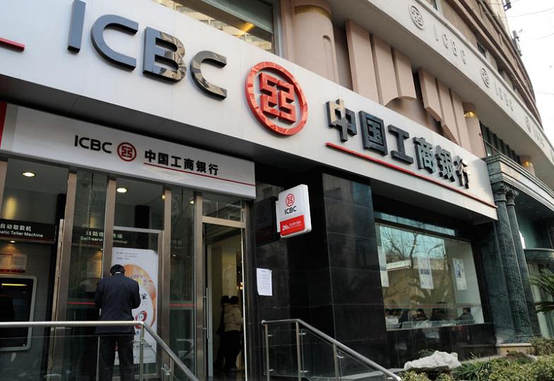 成都不銹鋼卷簾門工程案例：工商銀行 - 中出網(wǎng)-智能出入口與停車充電門戶