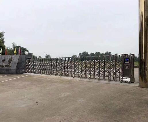 鷹潭市實驗中學(xué)伸縮門案例 - 中出網(wǎng)-智能出入口與停車充電門戶
