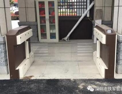 鐵軍智能貼合淮安院子府系精髓，設(shè)計(jì)了中式院墅專用烤漆擺閘