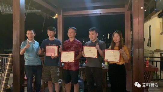 銷售標兵獎，由營銷中心高總頒獎