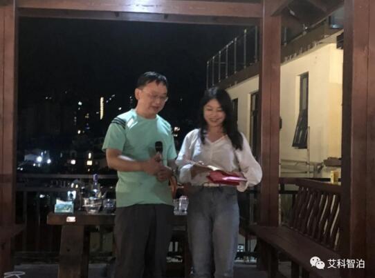 集采中標卓越貢獻獎，由董事長潘總頒獎