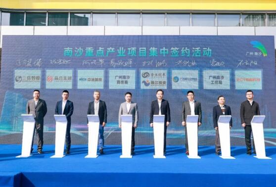 佳都科技高級(jí)副總裁兼智慧城市業(yè)務(wù)群總裁石立陽（右一）