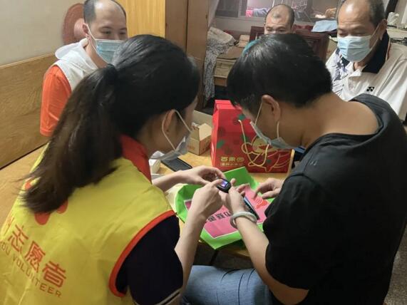 佳都黨員在了解燕姨的“微心愿”后帶著智能手表登門(mén)