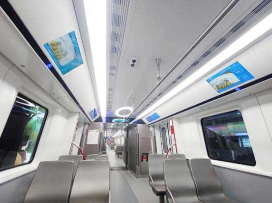 在十八號線的各車站的出入口、站廳、站臺門、車廂內(nèi)均安裝不同類型的電子信息屏
