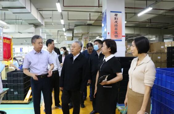 在陳董、湯總等公司領(lǐng)導(dǎo)的陪同下，趙常委一行先后參觀了立林生產(chǎn)車間和實驗室